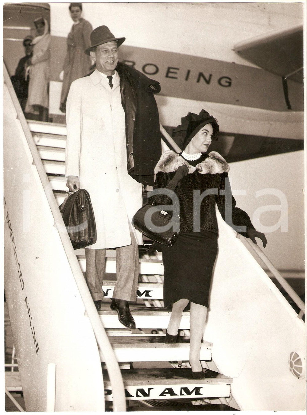 Fotografia d epoca originale 1960 LONDON Airport  Patricia MEDINA and Joseph COTTEN start their honeymoon 1