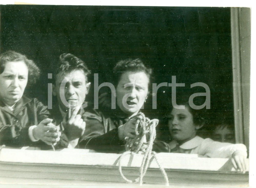 Fotografia d epoca originale 1956 TERRAZZANO DI RHO Uno dei fratelli SANTATO con alcuni ostaggi della scuola 1