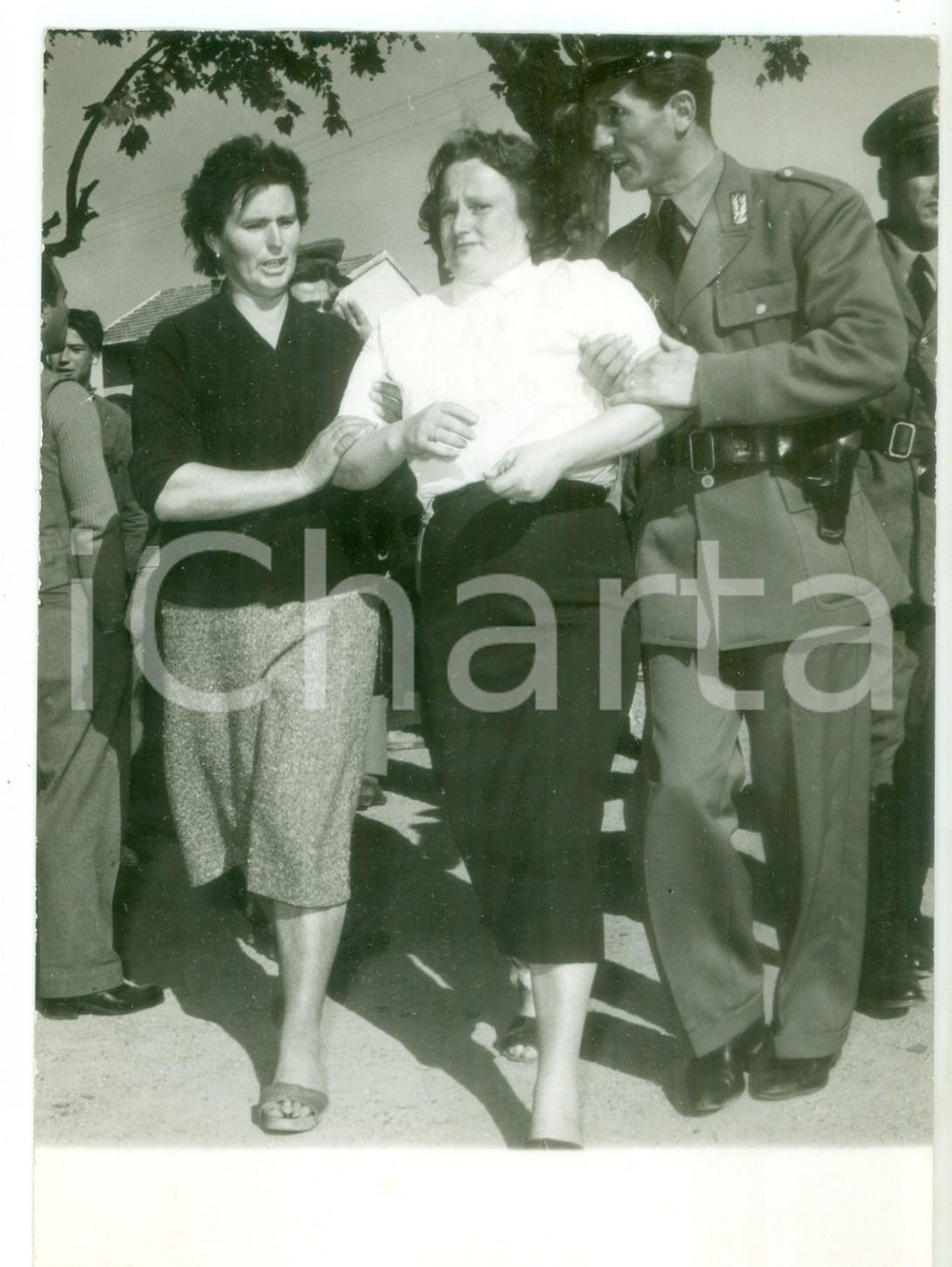 Fotografia d epoca originale 1956 TERRAZZANO DI RHO  Poliziotto con ostaggio rilasciato dai fratelli SANTATO 1