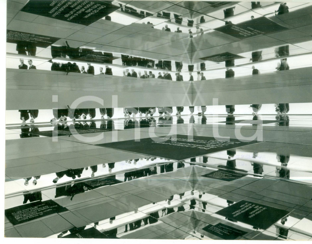 Fotografia d epoca originale 1967 MILANO Fiera Campionaria  Padiglione MontecatiniEdison  Fotografia 21x16 1