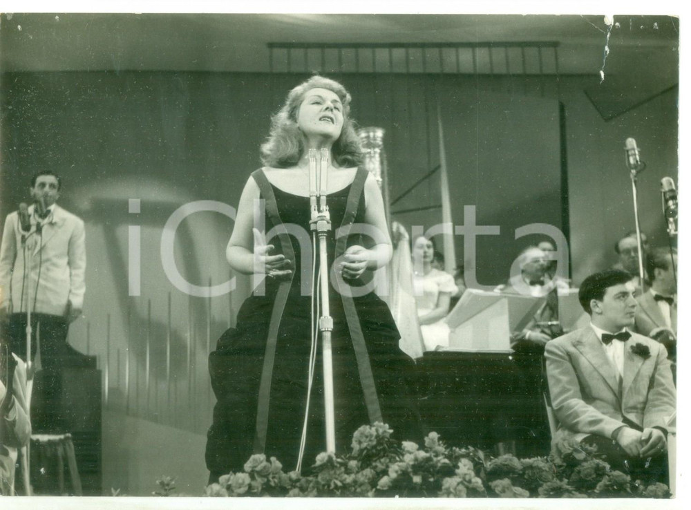 Fotografia d epoca originale 1957 SANREMO Festival  Fiorella BINI si esibisce  Fotografia 18x13 cm 1