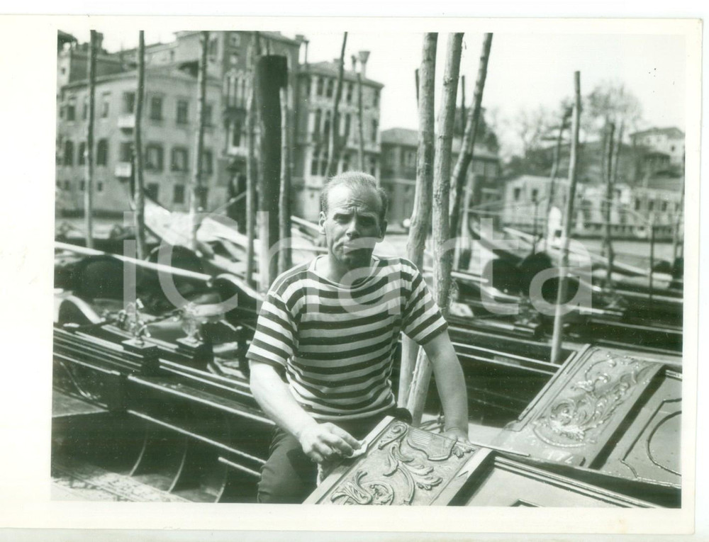 Fotografia d epoca originale 1960 ca VENEZIA  Gondoliere lucida gondola  Fotografia 18x13 cm 1