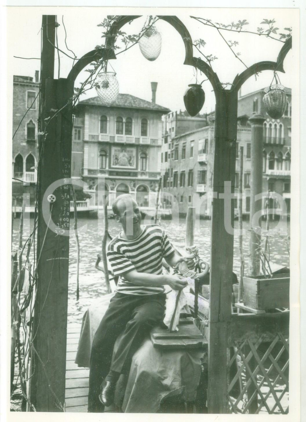 Fotografia d epoca originale 1960 ca VENEZIA  Gondoliere lucida il Cavai della gondola  Foto 13x18 cm 1