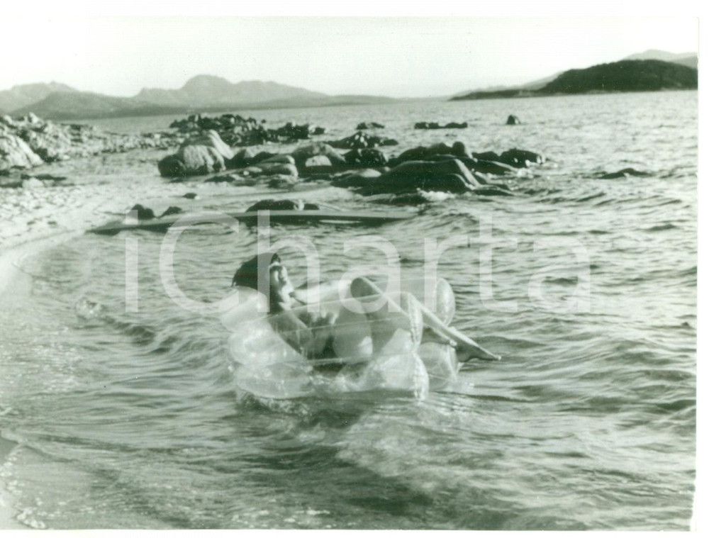 Fotografia d epoca originale 1967 COSTA SMERALDA  Nuova poltrona gonfiabile della ditta CASORATI  Foto 1