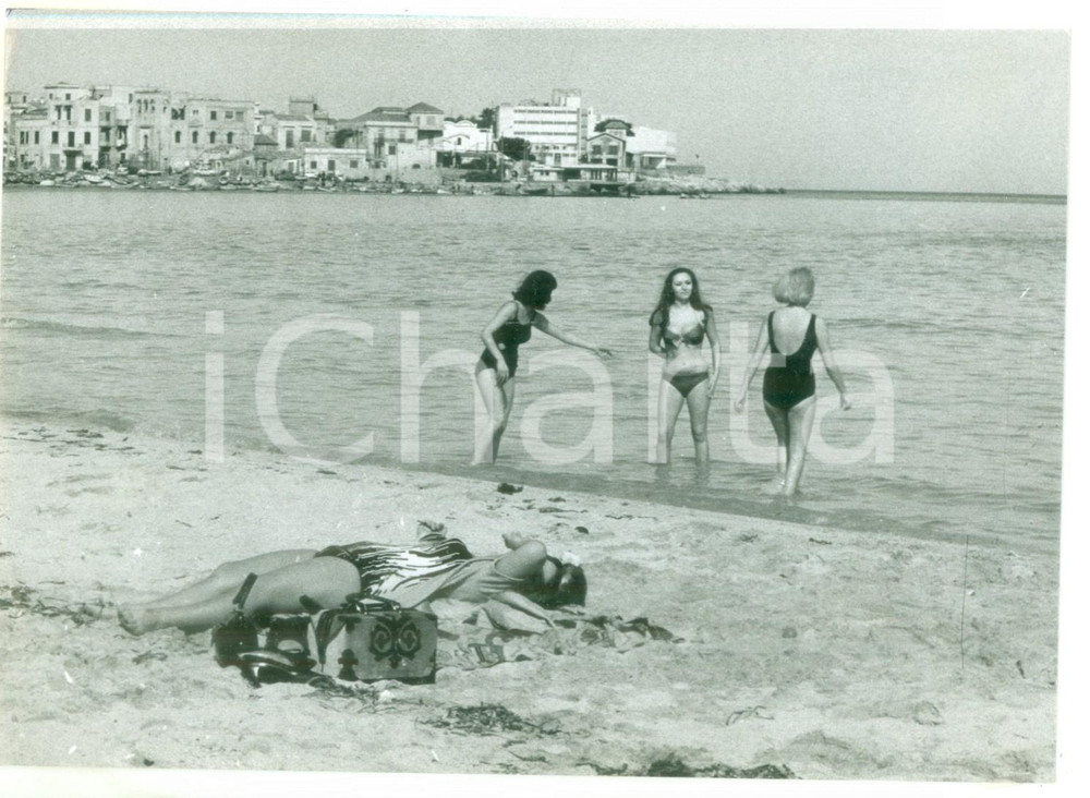 Fotografia d epoca originale 1966 PALERMO  Maria Vilchez HERRERA Kris PERASKEV e Nella TEZZOLI a Mondello 1