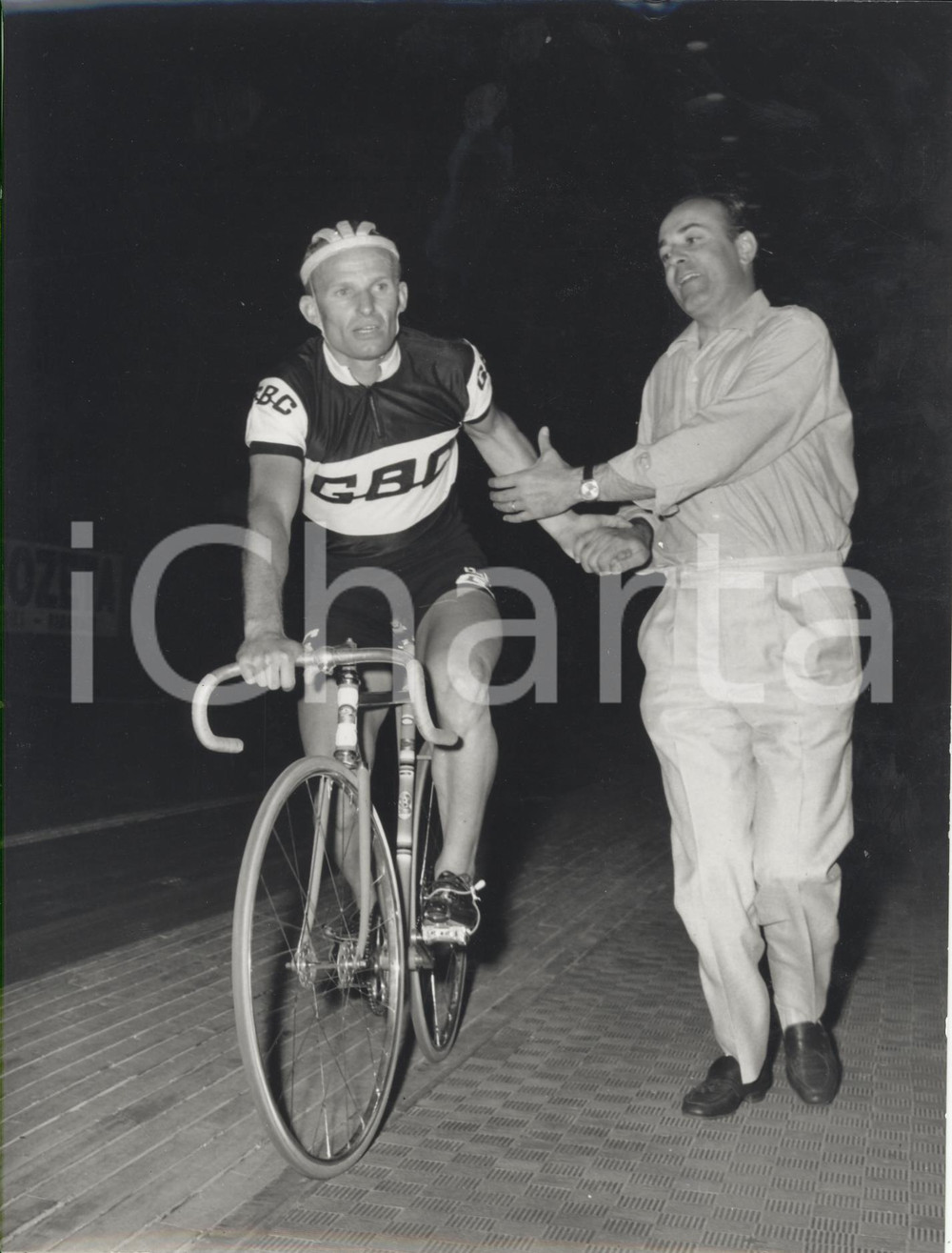 1966 MILANO Vigorelli CICLISMO su PISTA - Leandro FAGGIN con l'allenatore LEONI