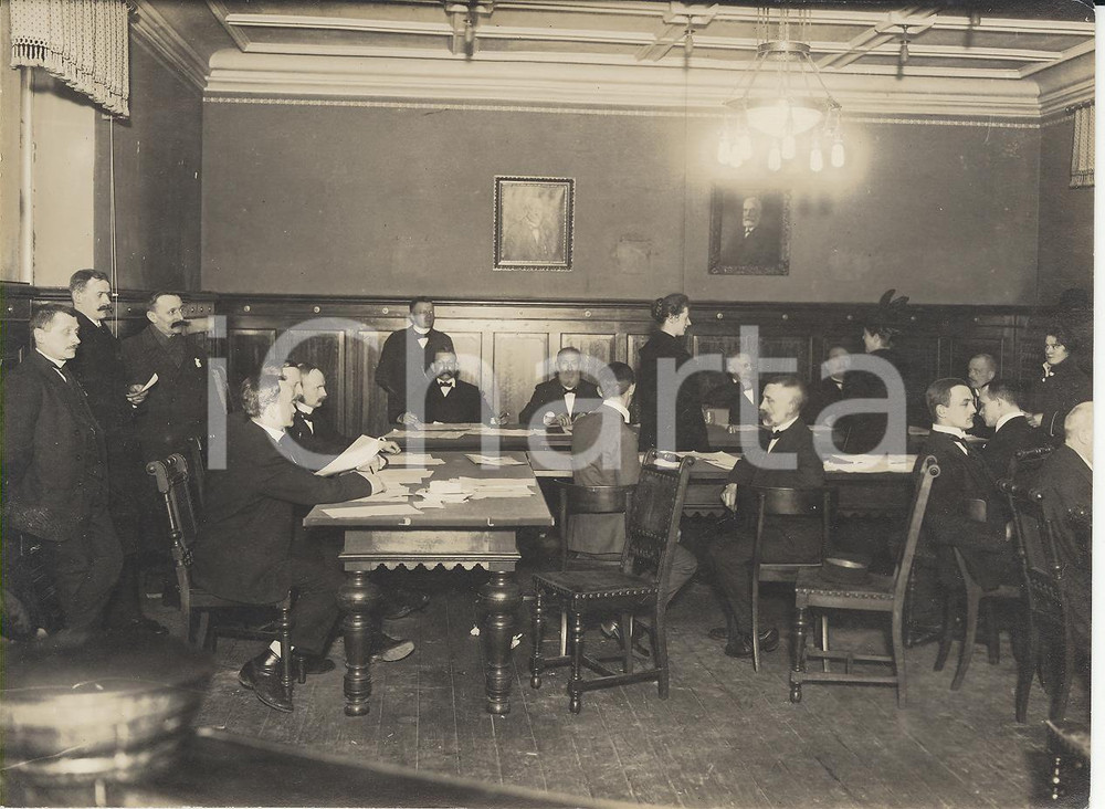 Fotografia d epoca originale 1920 Abstimmung Schleswig Blick in das stimmlokal REAL PHOTO 16x12 1