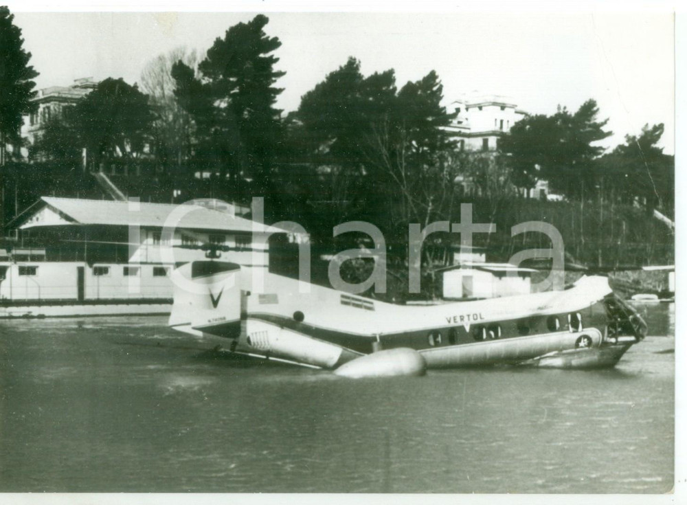 Fotografia d epoca originale 1959 ROMA  Elicottero anfibio VERTOL atterrato nel Tevere  Fotografia 18x13 cm 1