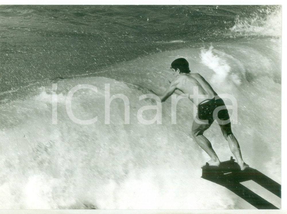 Fotografia d epoca originale 1968 RAPALLO  Bagnante al primo tuffo della stagione  Fotografia 18x13 cm 1