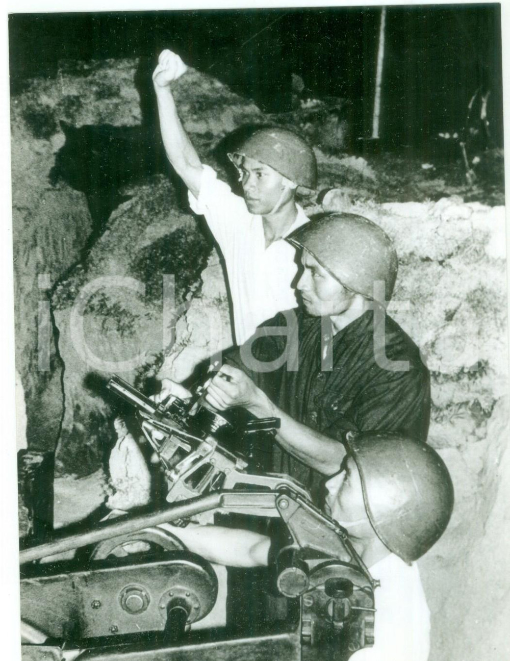 Fotografia d epoca originale 1968 GUERRA DEL VIETNAM  Tre Viet Cong in trincea presso Khe Sanh  Foto 13x18 1