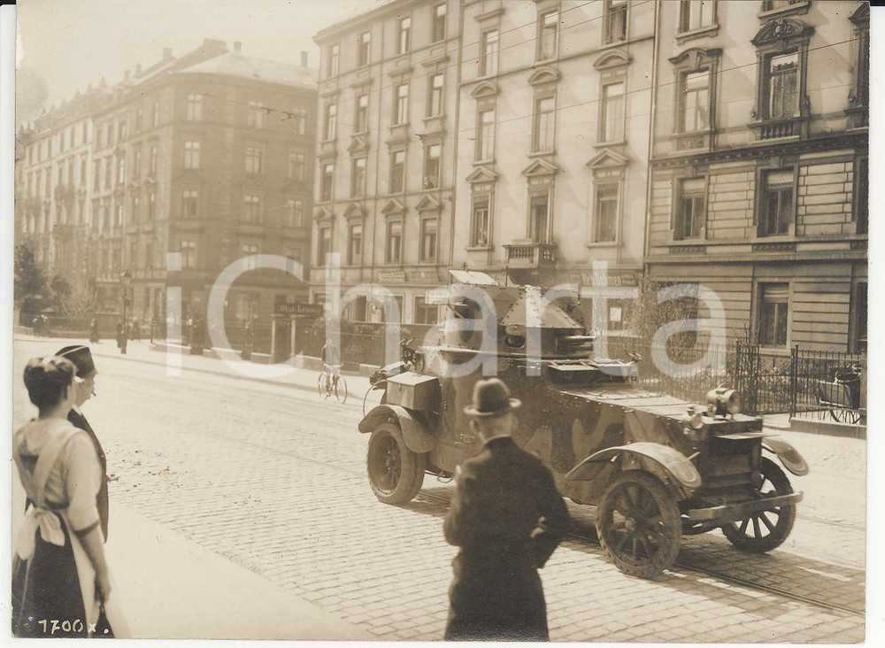 Fotografia d epoca originale 1920 FRANKFURTAMMAIN French armed car controlling the streets REAL PHOTO 1