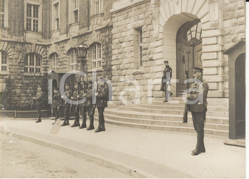 Fotografia d epoca originale 1920 Allenstein plebiscite  British troops control the vote  REAL PHOTO cm 16x12 1