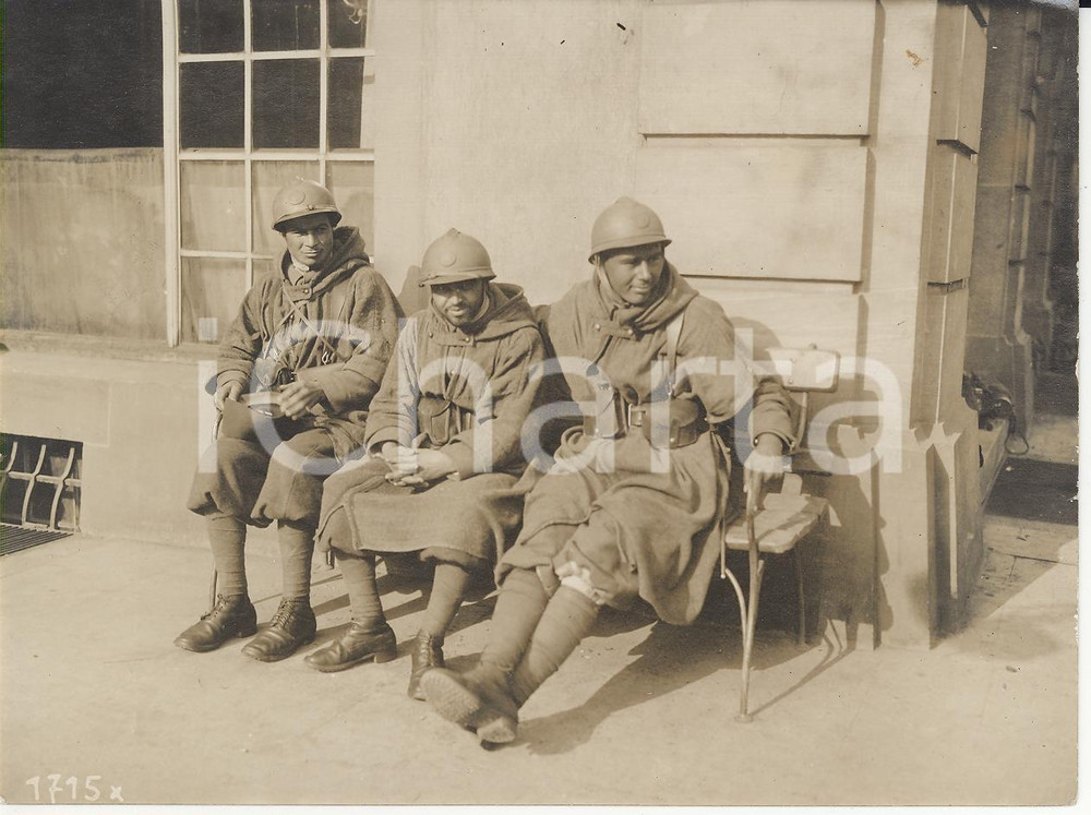 Fotografia d epoca originale 1920 FRANKFURTAMMAIN Occupation troops in rest  REAL PHOTO 16x12 cm 1