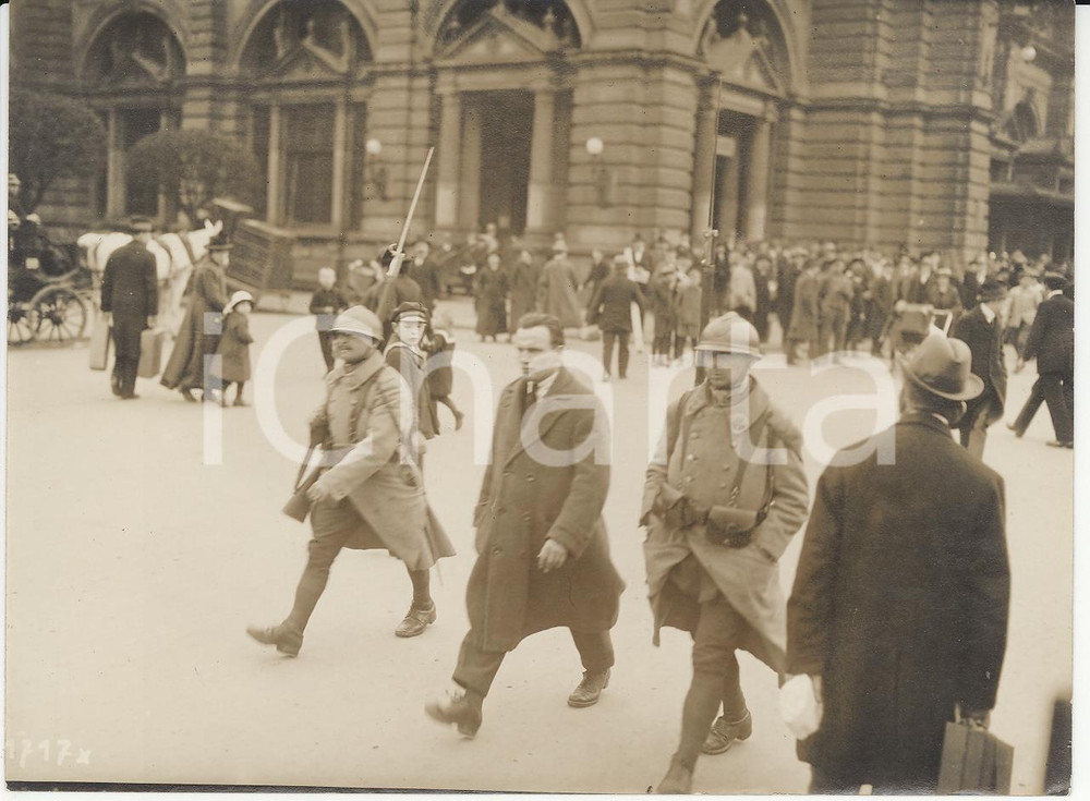 Fotografia d epoca originale 1920 FRANKFURTAMMAIN French soldiers arrest man  REAL PHOTO cm 16x12 1