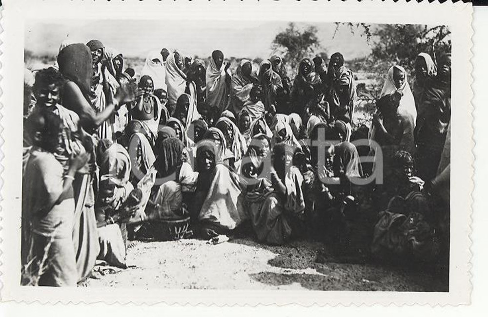 Fotografia d epoca originale 1935ca A.O.I. ETIOPIA Ritratto di una tribÃ¹ etiope VERA FOTO cm 5,8 x 9 1