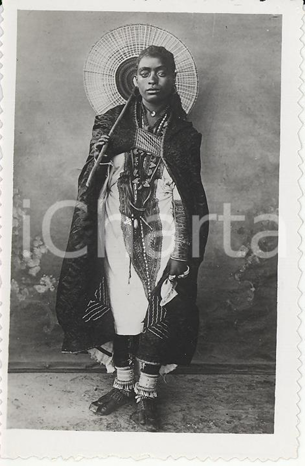 Fotografia d epoca originale 1935ca A.O.I. ETIOPIA Ritratto di etiope in abito da cerimonia VERA FOTO 9X5,8 1