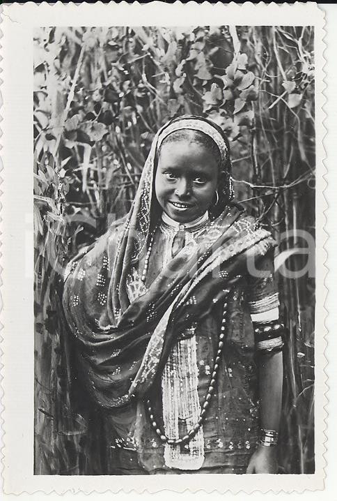 Fotografia d epoca originale 1935ca A.O.I. ETIOPIA Ritratto di bambina con abito tradizionale FOTO cm 9X5,8 1