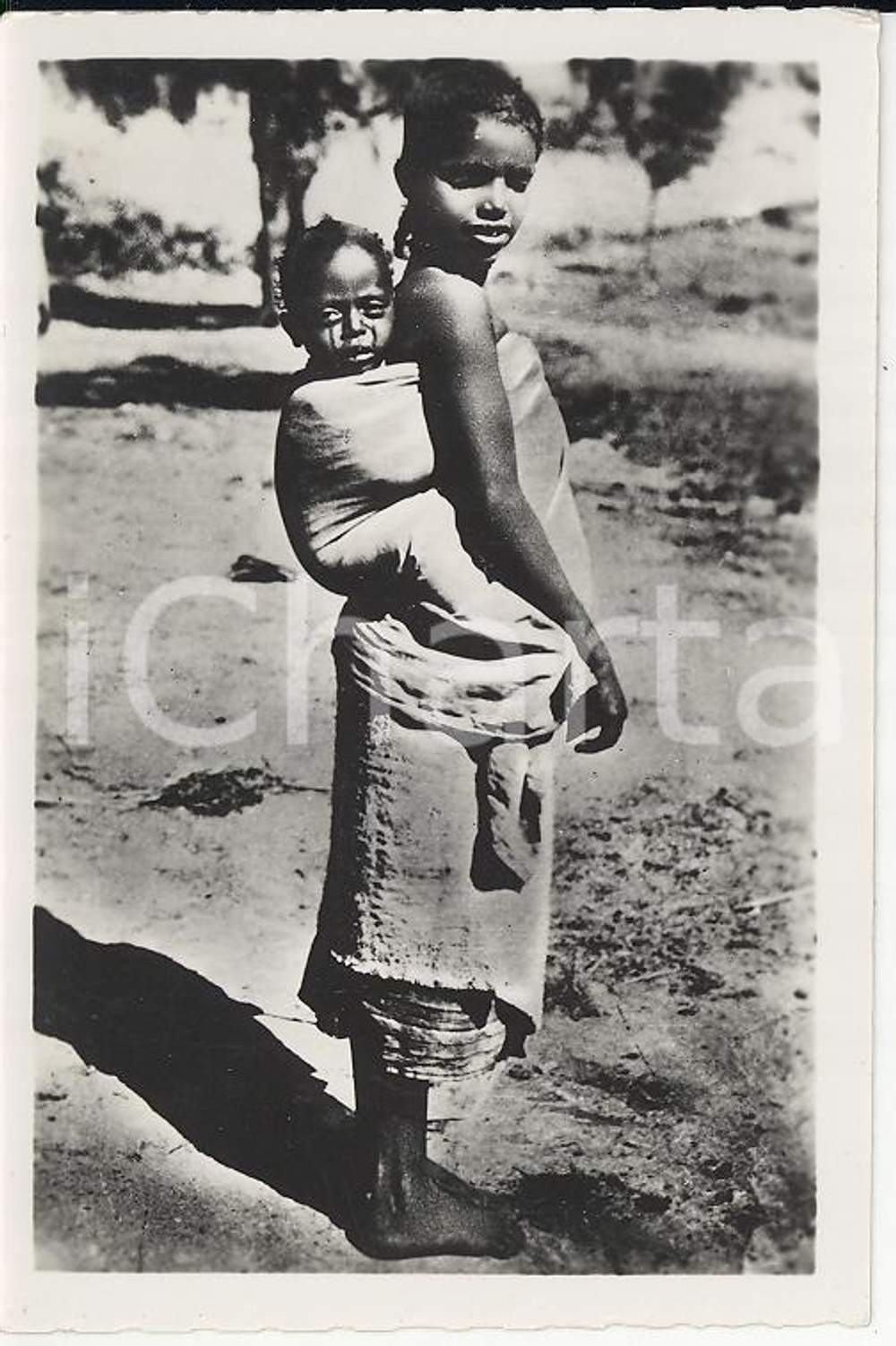 Fotografia d epoca originale 1935ca A.O.I. ETIOPIA Ritratto di bambina etiope con neonato VERA FOTO cm 9X5,8 1