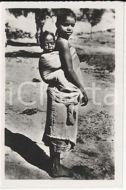 Fotografia d epoca originale 1935ca A.O.I. ETIOPIA Ritratto di bambina etiope con neonato VERA FOTO cm 9X5,8 1