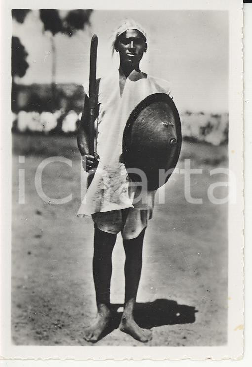 Fotografia d epoca originale 1935ca A.O.I. ETIOPIA Ritratto di guerriero con spada e scudo FOTO cm 9X5,8 1