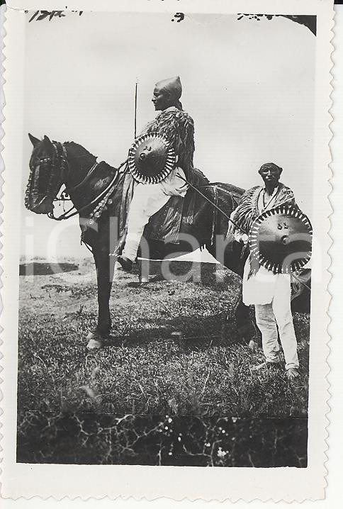 Fotografia d epoca originale 1935ca A.O.I. ETIOPIA Ritratto guerrieri con armature tradizionali FOTO 9X5,8 1
