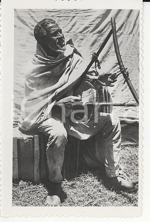 Fotografia d epoca originale 1935ca A.O.I. ETIOPIA Anziano etiope suona il krar VERA PHOTO cm 9X5,8 1