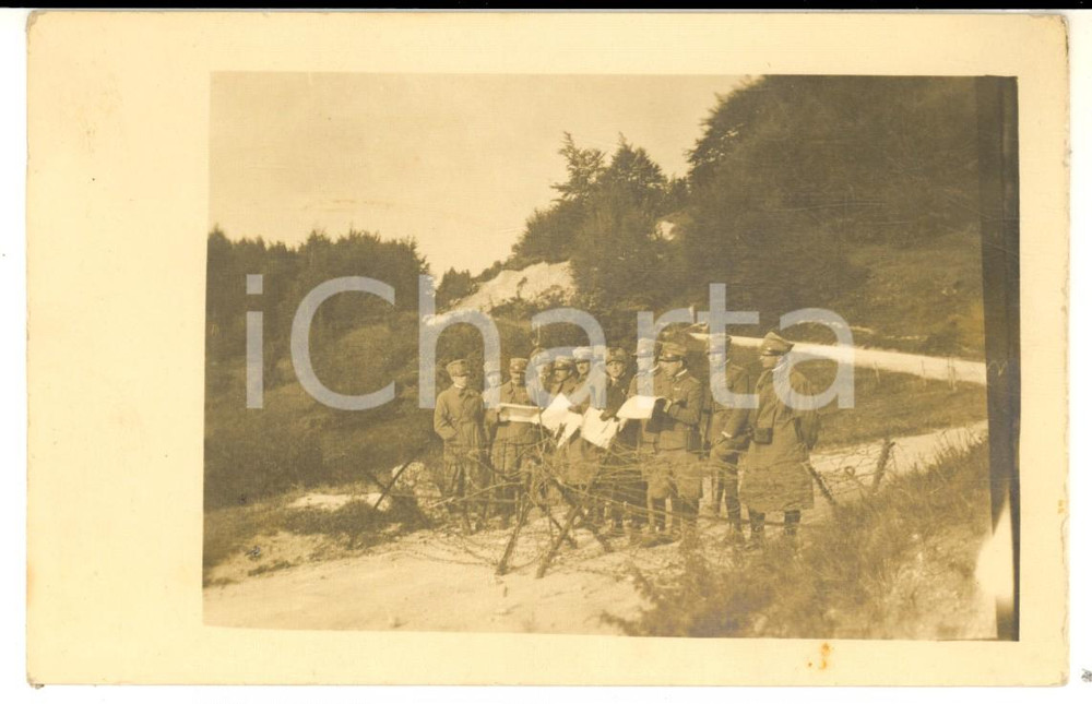 Fotografia d epoca originale 1915 ca WW1 ZONA DI GUERRA Ufficiali con barriera in filo spinato Foto cartolina 1