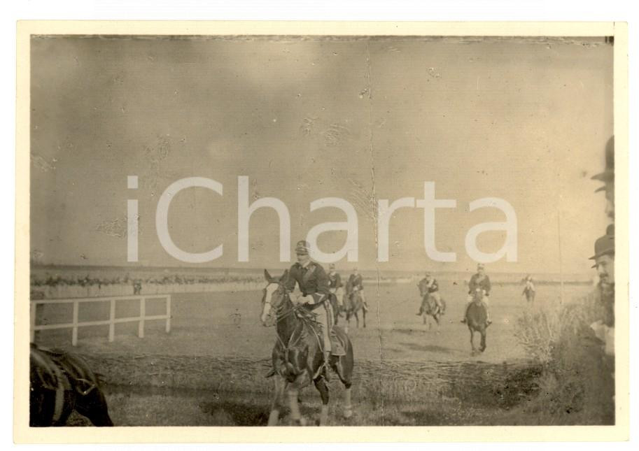 Fotografia d epoca originale 1915 ca ITALIA IPPICA Ufficiali di cavalleria durante una gara   Foto 11x8 cm 1