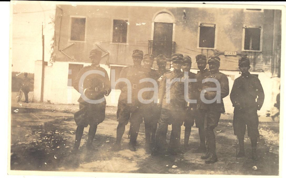 Fotografia d epoca originale 1918 WW1 AREA DI UDINE ? Gruppo di ufficiali in una caserma Foto 13x8 cm 1