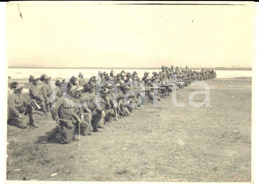Fotografia d epoca originale Aprile 1928 GODIA / UDINE Compagnia BERSAGLIERI mitraglieri al tiro Foto 1