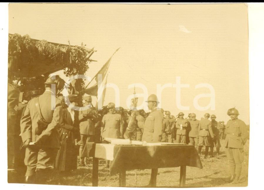 Fotografia d epoca originale 1920 ca AREA DI UDINE Bersaglieri durante cerimonia di premiazione Foto 1