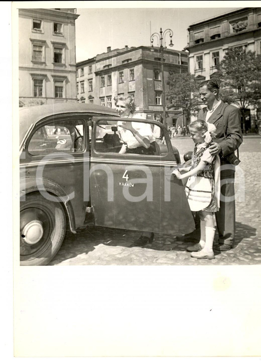 Fotografia d epoca originale 1954 CRACOVIA Famiglia operaia modello sale su un taxi in centro  Foto 1