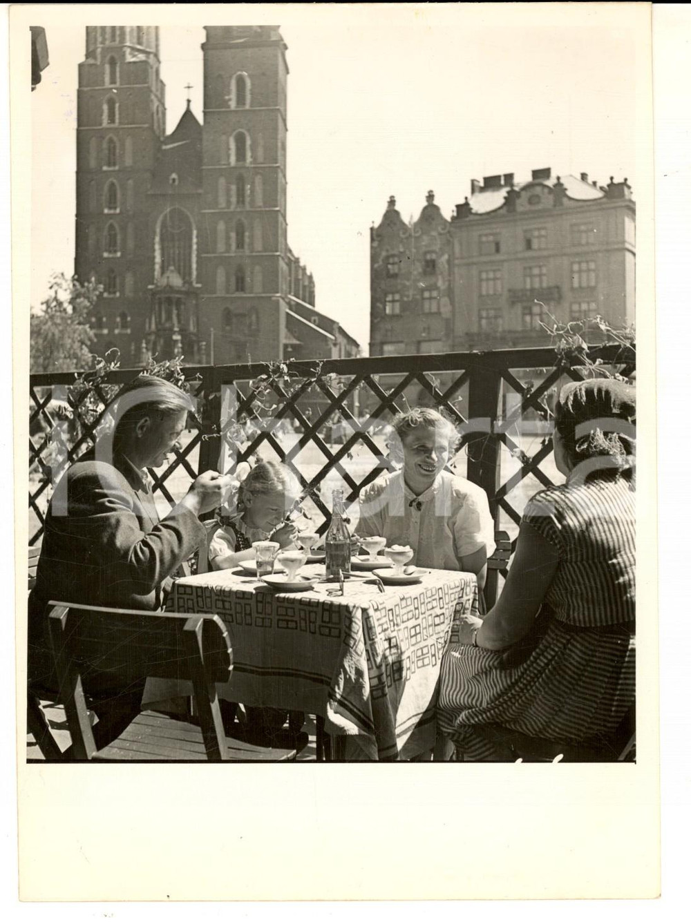 1954 CRACOVIA Famiglia operaia Fonderia LENIN pranza sulla Rynek Główny *Foto
