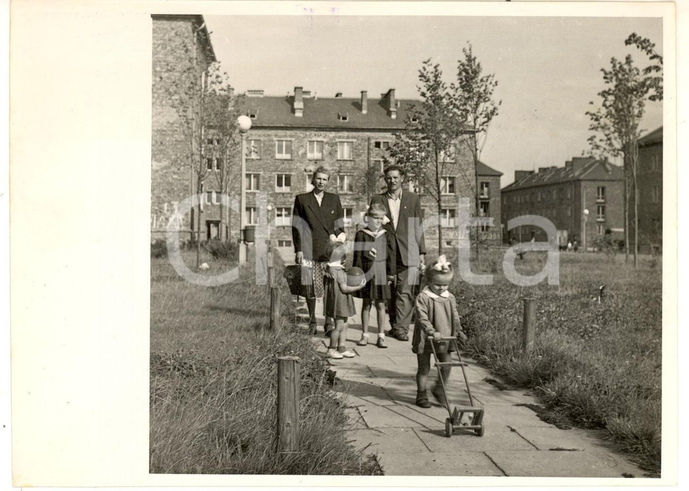 Fotografia d epoca originale 1954 CRACOVIA NOWA HUTA Città ideale  Ritratto di famiglia operaia  Foto 18x13 1