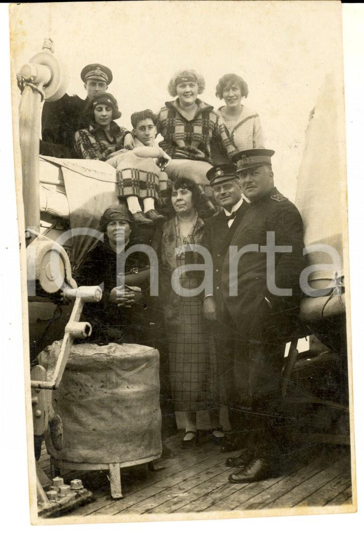 Fotografia d epoca originale 1930 ca USA Motonave AUGUSTUS  Emigranti italiani con medico e capitano Foto 1
