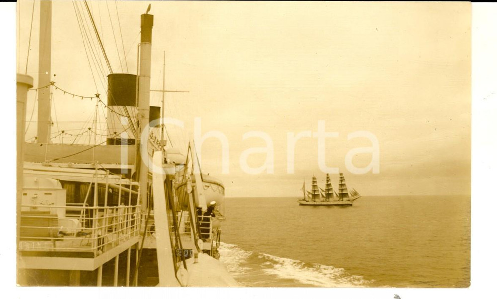 Fotografia d epoca originale 1930 ca OCEANO ATLANTICO Motonave AUGUSTUS avvista un veliero Foto cartolina 1