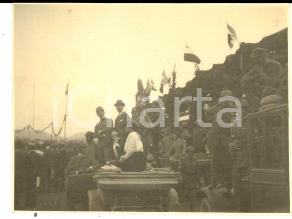 Fotografia d epoca originale 1920 ca AREA DI UDINE Pubblico in carrozza durante una cerimonia militare Foto 1