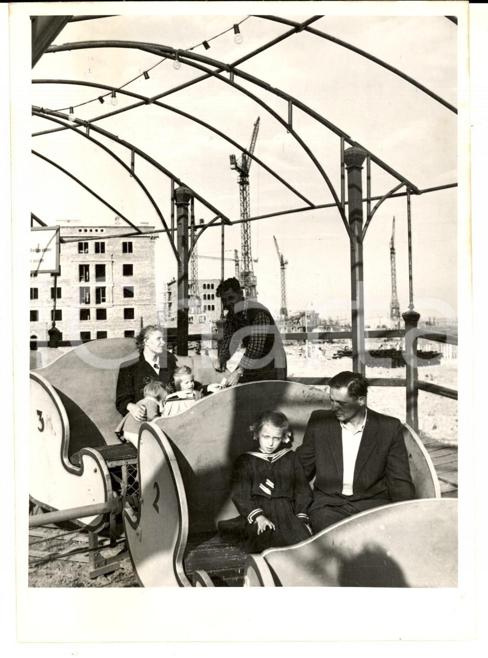 Fotografia d epoca originale 1954 CRACOVIA NOWA HUTA Città ideale  Famiglia alle giostre Foto 13x18 cm 1