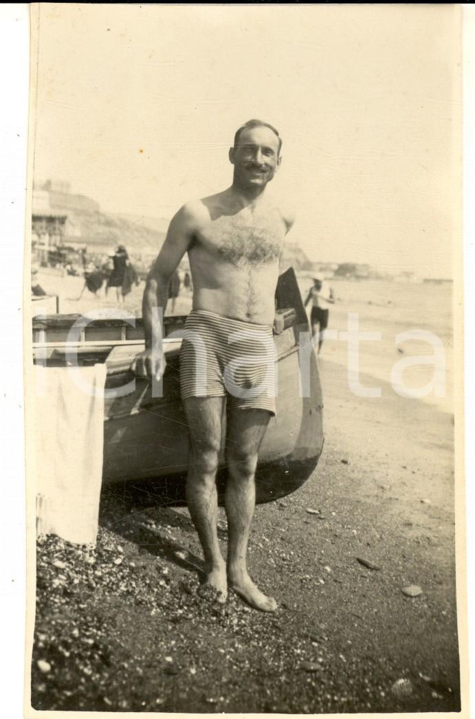 Fotografia d epoca originale 1930 ca GENOVA Ritratto di uomo con costume aderente Foto RAMORINO CURIOSA 1