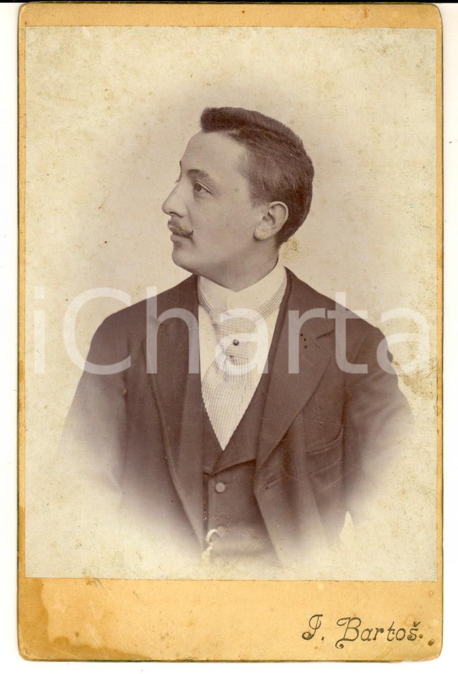 Fotografia d epoca originale 1890 ca WIEN Ritratto maschile con cravatta rigata  Foto J. BARTOS 11x16 cm 1