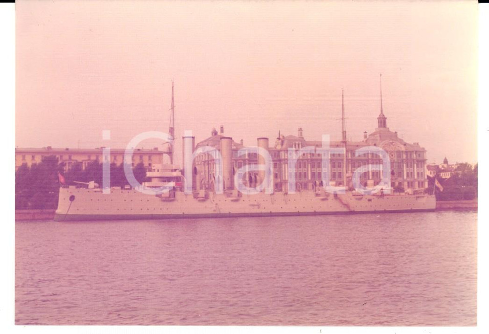 Fotografia d epoca originale 1975 SAN PIETROBURGO L incrociatore AURORA davanti alla Scuola Navale Foto 13x9 1