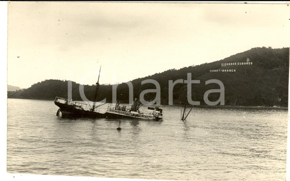 Fotografia d epoca originale 1930 SANTOS BRASILE Veduta dal transatlantico GIULIO CESARE con nave affondata 1