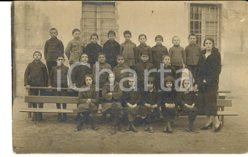 Fotografia d epoca originale 1930 ca AREA ITALIANA Classe elementare con la maestra Foto cartolina VINTAGE 1