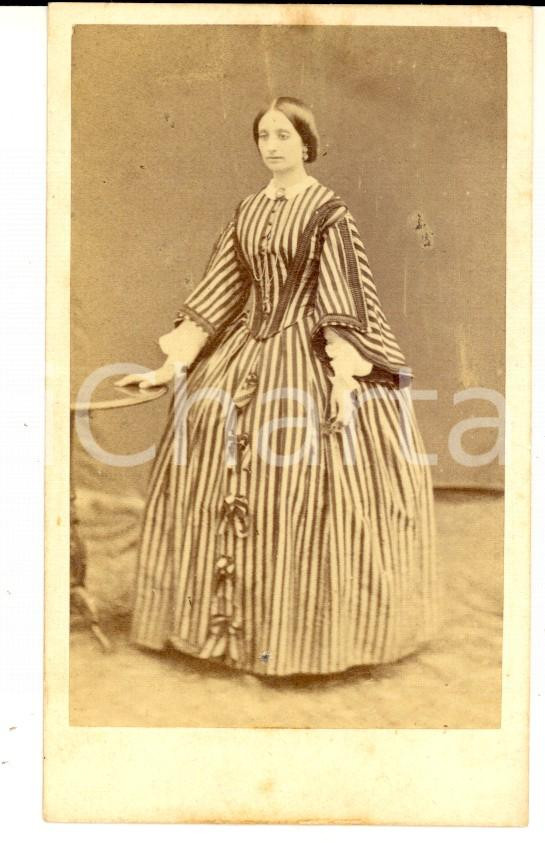 Fotografia d epoca originale 1870 ca PAVIA Ritratto di donna in abito a righe  Foto RAIMONDI chimico CDV 1