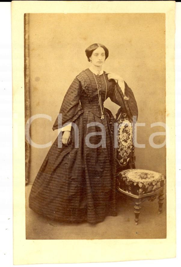 Fotografia d epoca originale 1870 ca ALESSANDRIA Ritratto di donna in abito scuro  Foto G. FERRARIS CDV 1