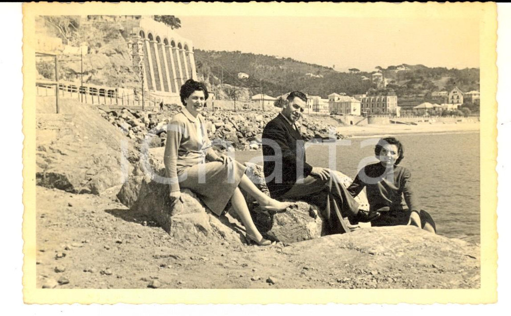 Fotografia d epoca originale 1950 ca CELLE LIGURE Ritratto di famiglia in spiaggia Foto cartolina VINTAGE 1