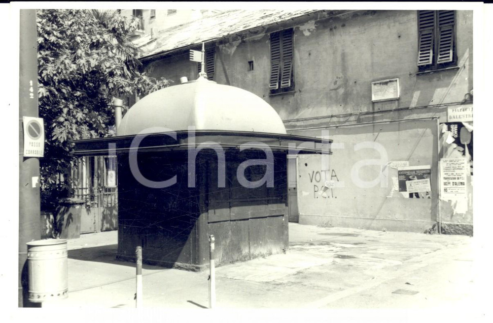 Fotografia d epoca originale 1970 ca GENOVA Un edicola chiusa in piazzetta BALESTRINO Foto VINTAGE 15x9 1