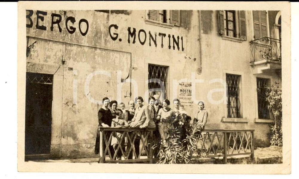 Fotografia d epoca originale 1930 ca AREA LOMBARDA Una famiglia all albergo G. MONTINI Foto 11x7 cm 1