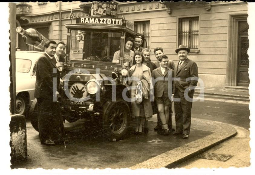 Fotografia d epoca originale 1950 MILANO Gruppo di amici con auto d epoca  RAMAZZOTTI Foto VINTAGE 10x7 cm 1