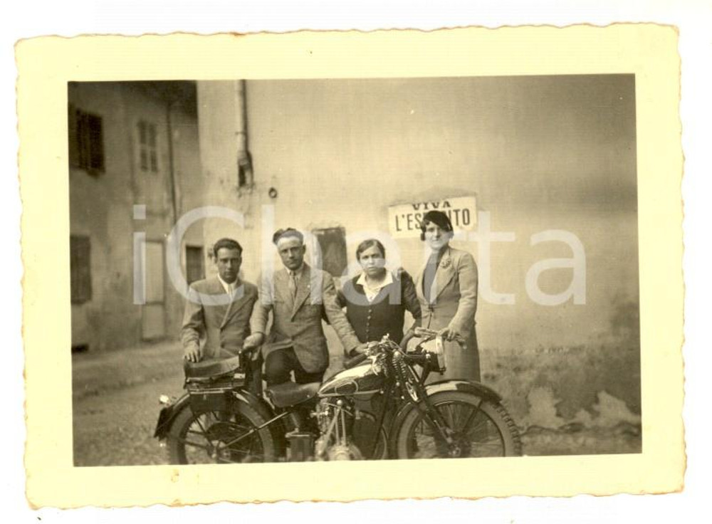 Fotografia d epoca originale 1936 MILANO Gruppo di amici con moto d epoca  VIVA L ESERCITO Foto CURIOSA 9x6 1